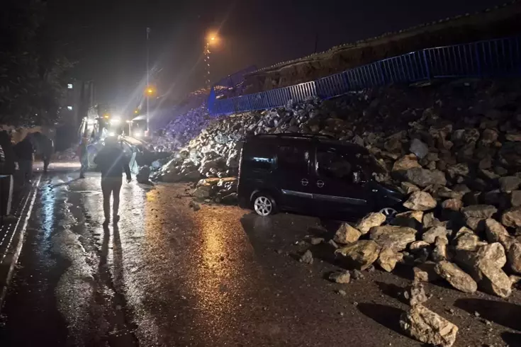 Hatay'da istinat duvarı park halindeki araçların üstüne devrildi