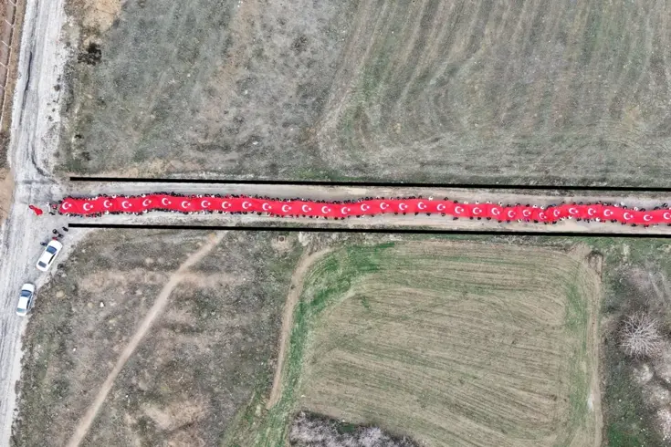 Mest eden görüntü: 150 metrelik Türk bayrağıyla okula giriş yaptılar