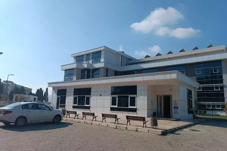 İzmir'de evinin önünde silahlı saldırıya uğrayan genç hayatını kaybetti