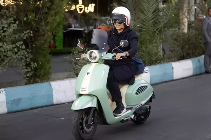 İran'da kadınlar artık motosiklet kullanabilecek