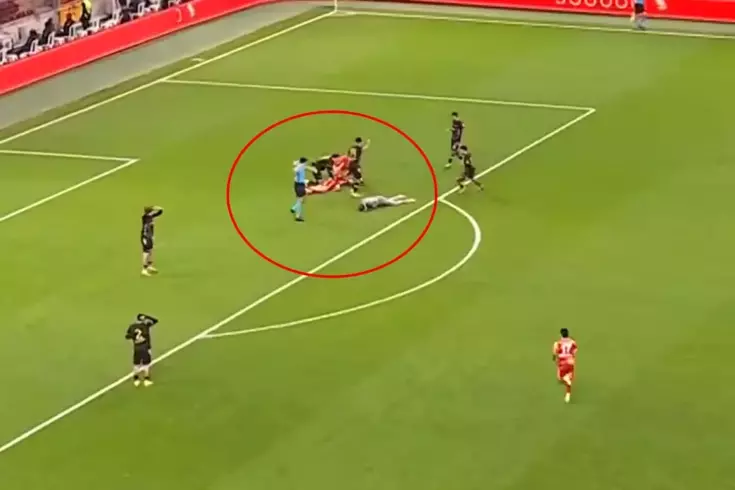 He was taken out of the game by ambulance! Terrifying moments during the Galatasaray-Istanbulspor match.