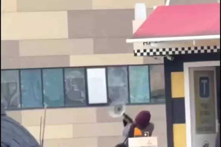 Taksi bulamayınca durağı böyle dağıttı, görenler şoka girdi