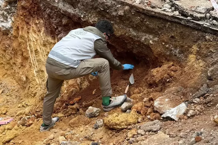 Yoldan geçen vatandaş fark etti, çalışmalar hemen durduruldu