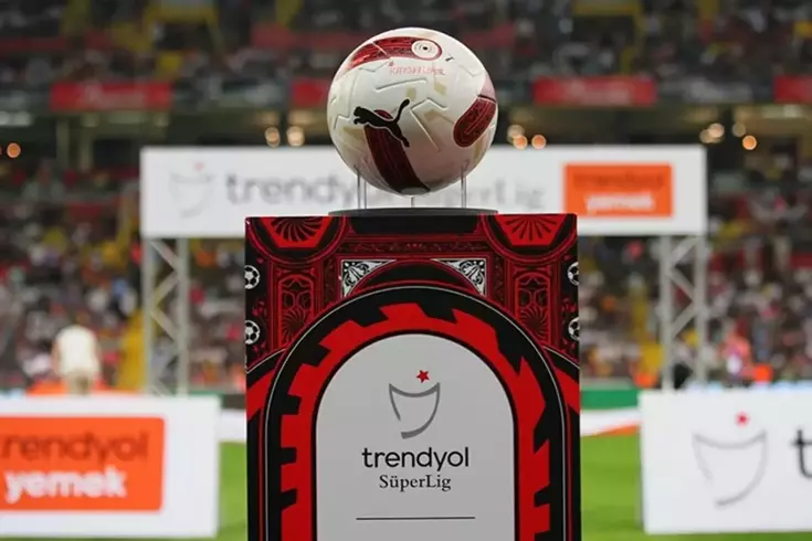 فريق سوبر ليغ توقف ثم فجأة في اليوم الأخير أطلق 4 قنابل دفعة واحدة.