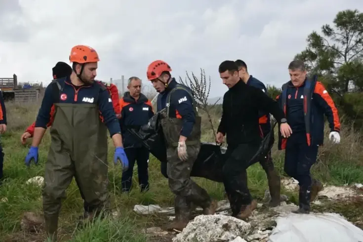 Dere üzerindeki köprüden geçen otomobil sele kapıldı: 2 ölü