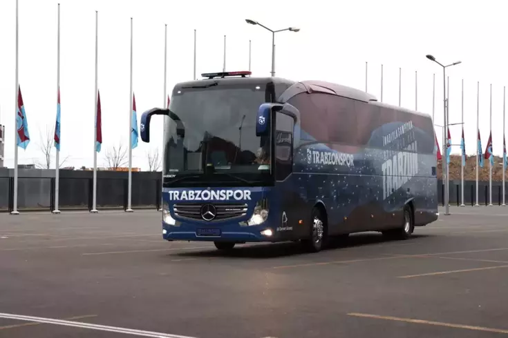 В Самсуне произошла каменная атака на автобус команды Трабзонспор: безопасность наших спортсменов под угрозой.