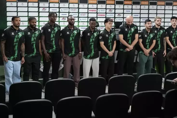 В последний день трансфера они подписали сразу 13 футболистов.