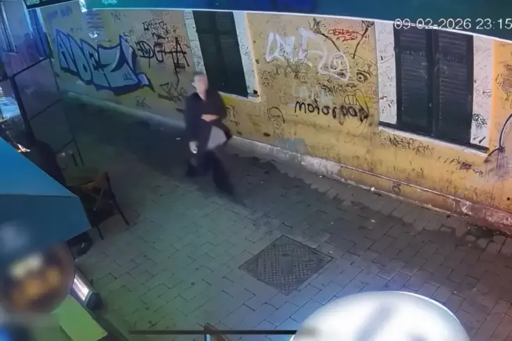 İyilik yapan esnaf aldığı karşılığa isyan etti! Kadın turistin son hareketine dikkat