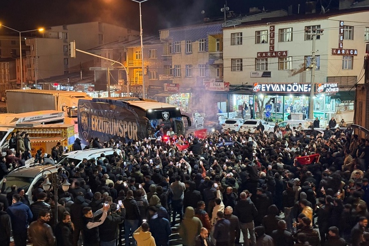 Deplasmandan galibiyetle dönen lider Erzurumspor FK, kentte coşkuyla karşılandı