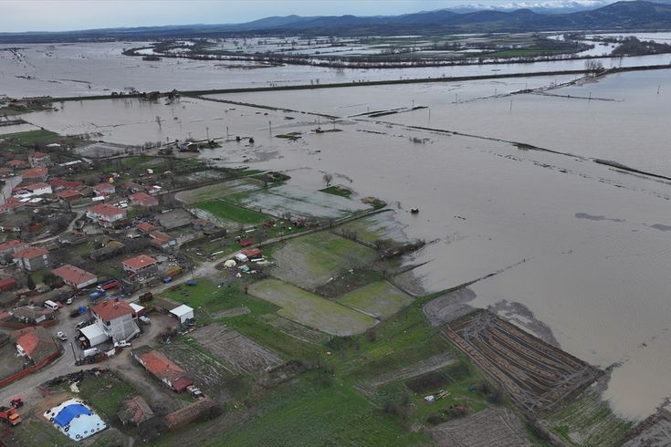Edirne'de yatağından çıkan Tunca ve Meriç tarım arazilerini sular altında bıraktı