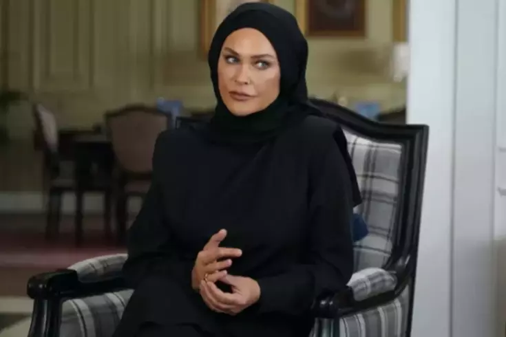 فتح فم من رأى حالة هوليا أفشار بدون فلتر.