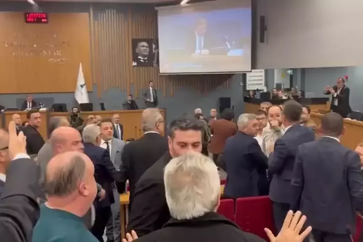 İzmir Büyükşehir Meclisi de karıştı, oturum tatil edildi