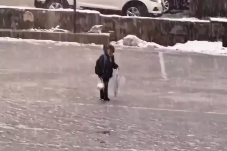 Kar altında İstiklal Marşı'nı okuyan çocuk yürekleri ısıttı