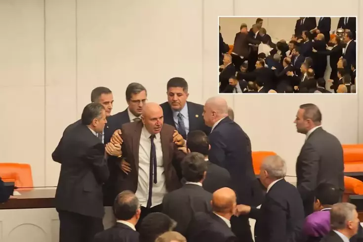 توتر في البرلمان! تم احتلال المنصة، واندلعت مشاجرة بالأيدي.