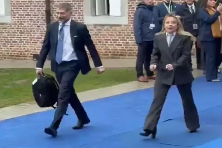 Моменты трудностей Мелони! Как только она вышла на улицу, она впала в шок.