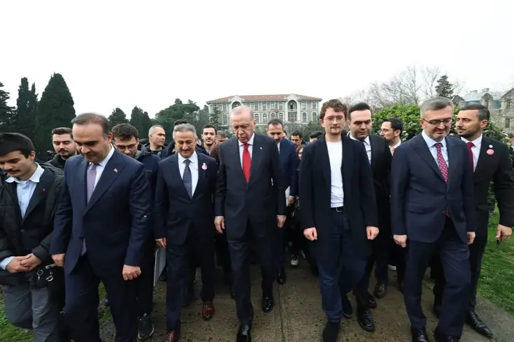 Cumhurbaşkanı Erdoğan, Boğaziçi Üniversiteli öğrencilerle kampüste yürüdü