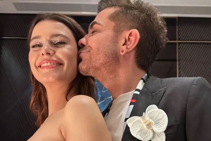 Kenan Doğulu'dan Beren Saat'e sahnede aşk dolu kutlama
