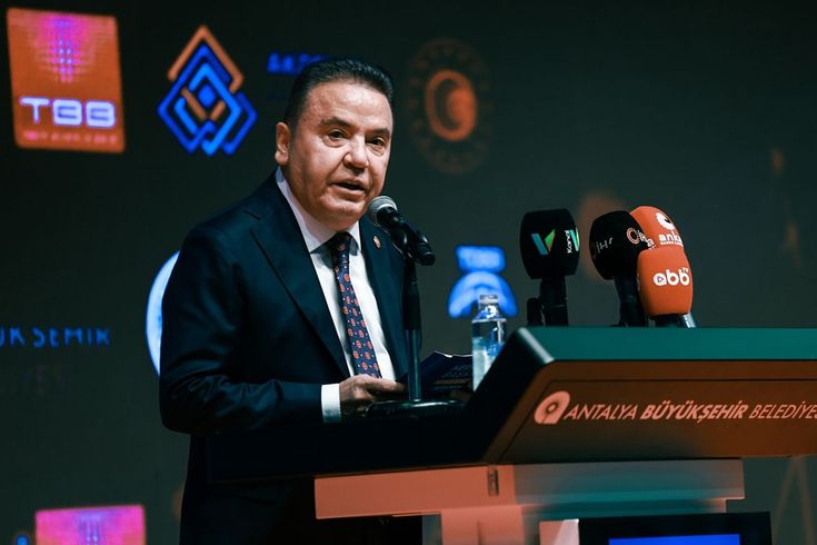 Antalya Büyükşehir Belediye Başkanı Muhittin Böcek yeniden hastaneye kaldırıldı