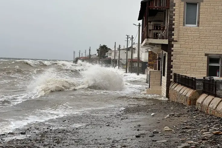 В Айваджыке земля встретилась с морем.