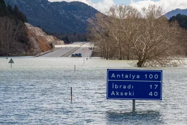 İki ili bağlayan yol günlerdir bu halde! Trafik levhaları bile suya gömüldü
