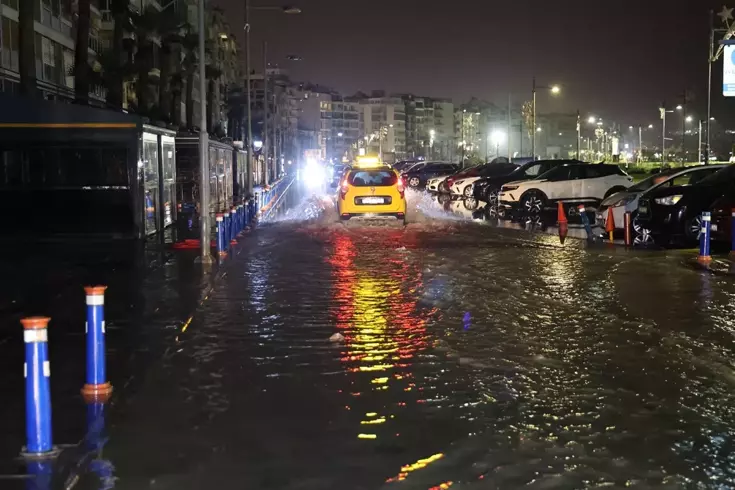 İzmir'de sağanak; cadde ve sokaklar göle döndü