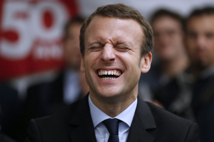 Muhabirle kafa bulmuştu! Bu fotoğraf Macron'u epey zora sokacak