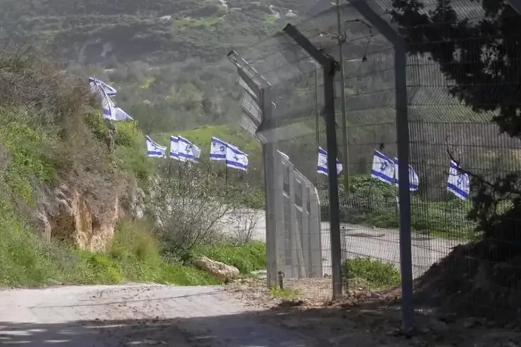 Büyük skandal böyle görüntülendi! Bayrakları astıkları yere bakın