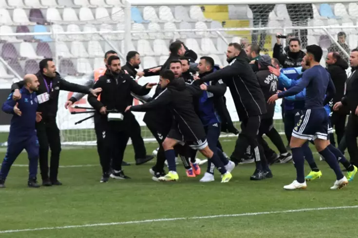 Ankara Keçiörengücü-Erzurumspor FK maçı bitti, saha karıştı