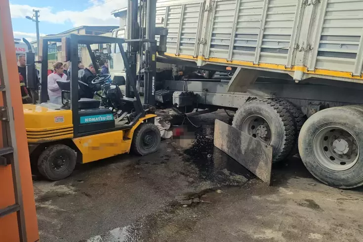 Aydın'da kamyon damperinin altında kalan tamirci ve şoför öldü