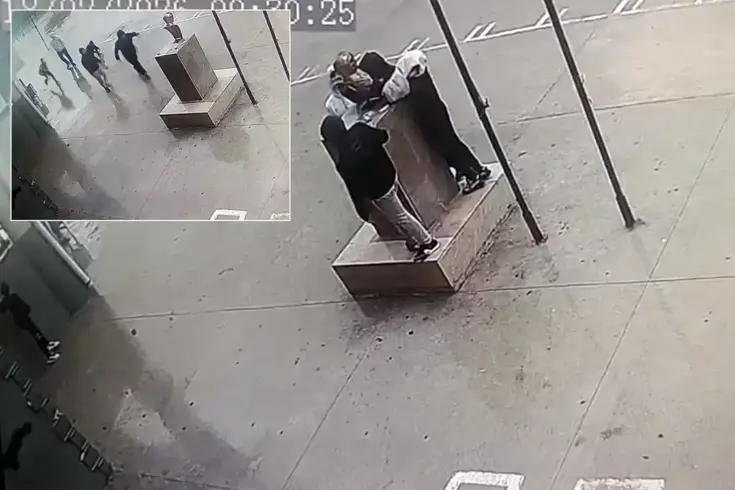 Görüntü Türkiye'den! Fırtına şiddetlenince Atatürk büstüne koştular