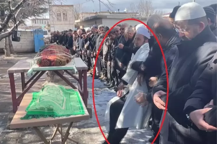 الإمام؛ أثناء إقامته صلاة الجنازة على شقيقه وزوجته وابن أخيه، تعرض لوعكة صحية.