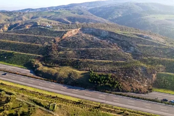 İzmir İstanbul otoyolunda korkutan heyelan