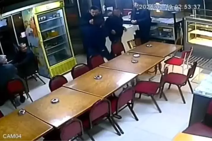 Kütahya'da çay evinde bıçaklı saldırı anı kamerada: 1 ağır yaralı
