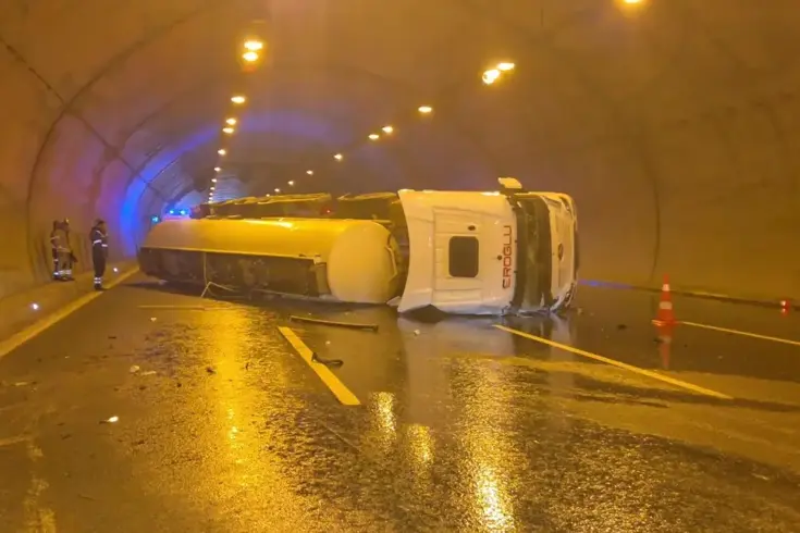 Kuzey Marmara Otoyolu'nda tünelde tanker devrildi; trafik yoğunluğu oluştu