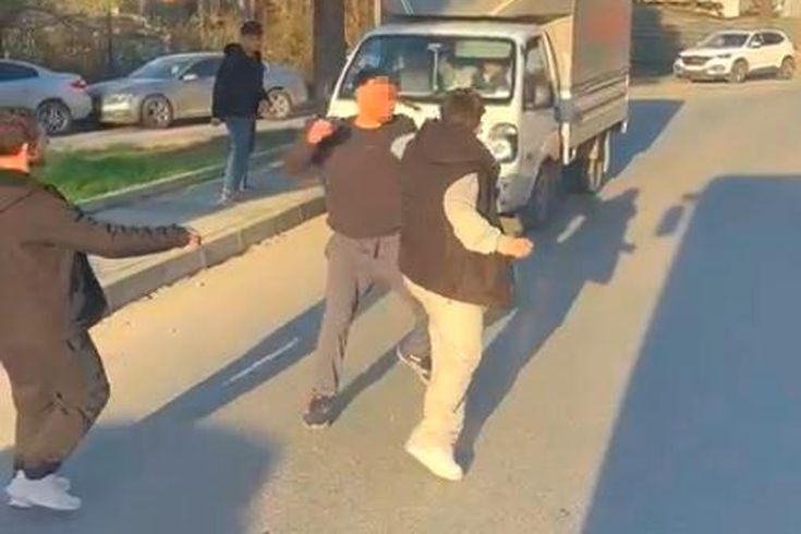 Arnavutköy'de trafikte yumruklu kavga kamerada, cadde boks ringine döndü