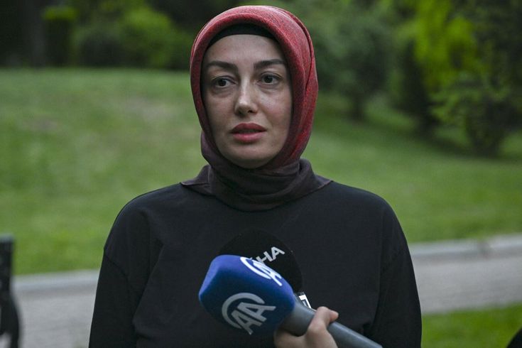 سينان آتِش زوجته آيشة آتِش تدخل السياسة.