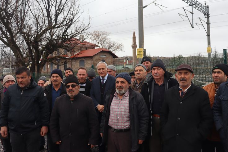 50 metre mesafedeki camiye gitmek için 5 kilometre yol yürüyorlar