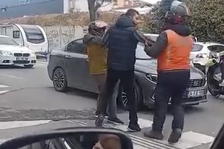 Ümraniye'de yol verme kavgası silahlı tehdide dönüştü