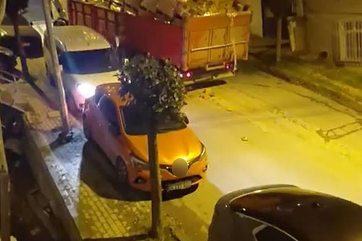 Aşırı yüklü kamyon kayarak iki aracı biçti; o anlar kamerada