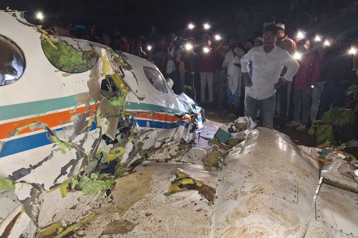 Hindistan'da 7 kişiyi taşıyan ambulans uçak düştü
