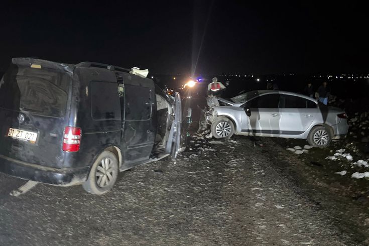 Diyarbakır'da iki otomobil çarpıştı: 5 ölü, 2 yaralı
