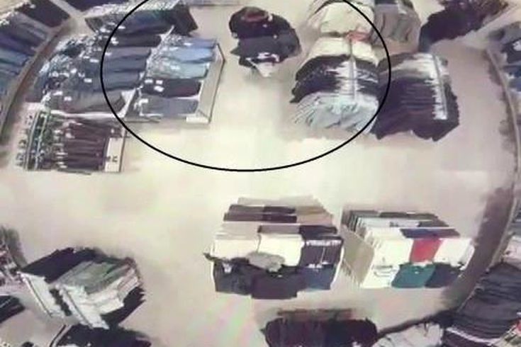 Mağazada alışveriş yaparcasına rahat davranan 118 suç kaydı bulunan şahıs, kabinde alarmları sökerken yakalandı