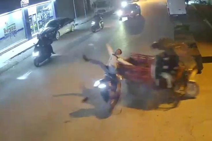 Adana'da 2 motosiklet çarpıştı: Kaza anı kamerada