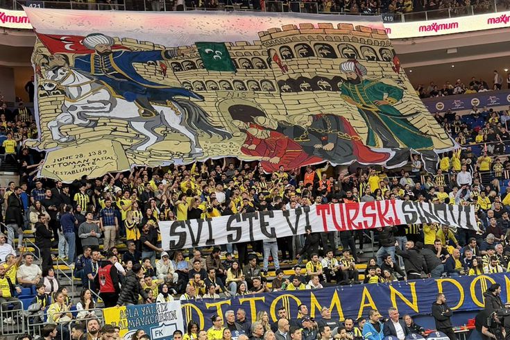 Fenerbahçe tribünlerinden Partizan'a okkalı cevap