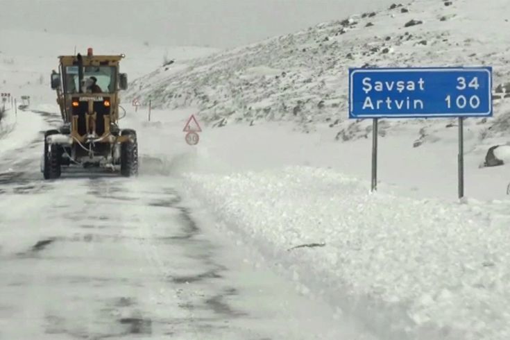 Ardahan-Şavşat kara yolunda karla mücadele eden ekiplerin üzerine çığ düştü