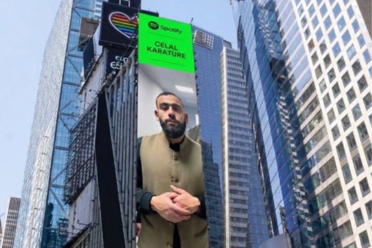 Times Meydanı'nda bir Türk yıldızı: Celal Karatüre dünya listelerini sallıyor