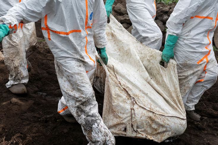 The teams were filled with fear! 171 corpses were excavated from the soil they dug.