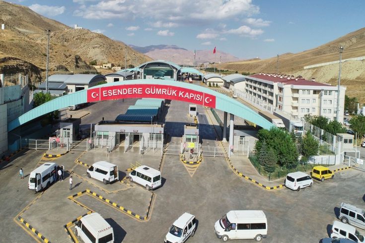 İran sınırındaki Esendere Sınır Kapısı'nda geçişlere kısıtlama getirildi