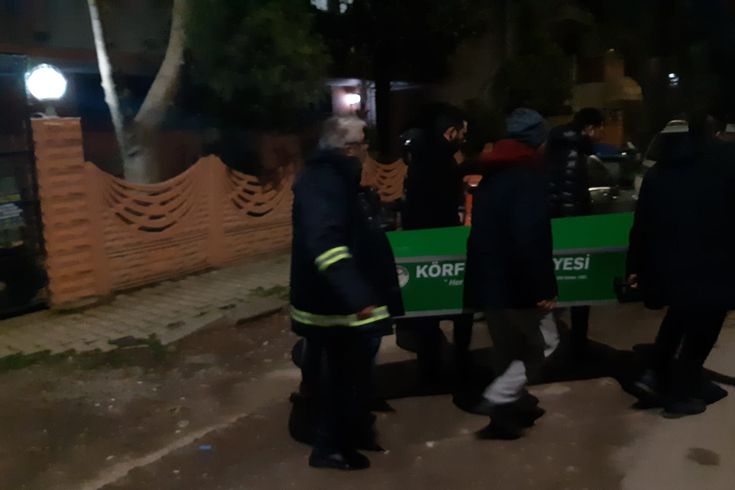 Annesiyle yaşadığı evde boğazından bıçaklanmış halde bulunan kadın öldü