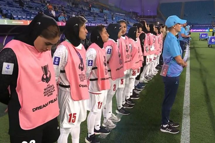 İran Kadın Milli Futbol Takımı 160'tan fazla çocuğun ölmesine kayıtsız kalmadı